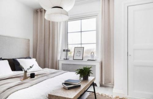 Широкий подоконник в спальне. Размер подоконника