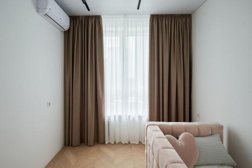 Как выбрать элегантные и необычные шторы для гостиной: советы дизайнера 12 Как выбрать элегантные и необычные шторы для гостиной: советы дизайнера 12