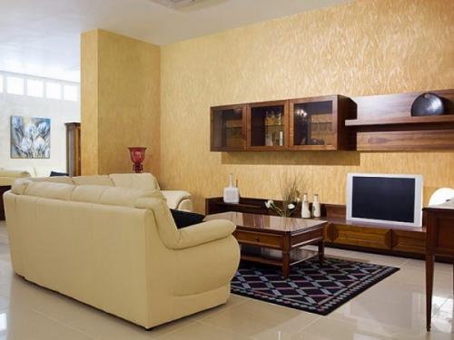 Какие обои лучше для зала. Как учесть размеры и освещённость комнаты