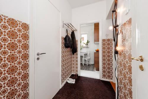 Узкая прихожая: как выбрать идеальные обои для коридора 13