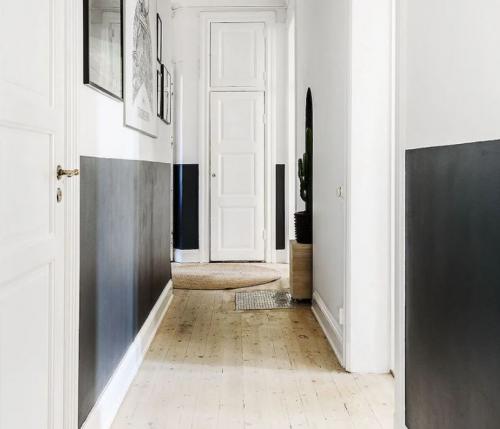 Узкая прихожая: как выбрать идеальные обои для коридора 04