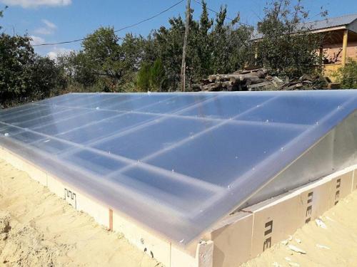 Заглубленная теплица. Показываем плюсы и минусы заглубленной теплицы