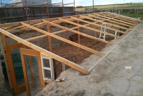 Заглубленная теплица. Показываем плюсы и минусы заглубленной теплицы