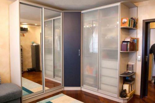 Угловая стенка в гостиную в современном стиле. Плюсы и минусы угловых стенок в интерьере гостиной 27