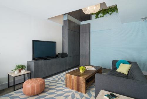 Угловая стенка в гостиную в современном стиле. Плюсы и минусы угловых стенок в интерьере гостиной