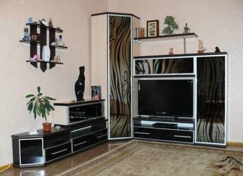 Угловая стенка в гостиную в современном стиле. Плюсы и минусы угловых стенок в интерьере гостиной 05