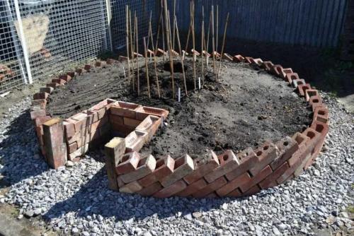 Как сделать клумбу своими руками из кирпича. Клумбы из кирпича: оригинальные постройки кирпичных клумб. Инструкции и схемы по сооружению своими руками (фото + видео)