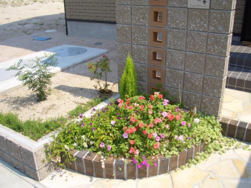 Как сделать цветник из кирпича. Клумбы из кирпича —, как красиво сложить своими руками? 115 фото и советы дизайнеров