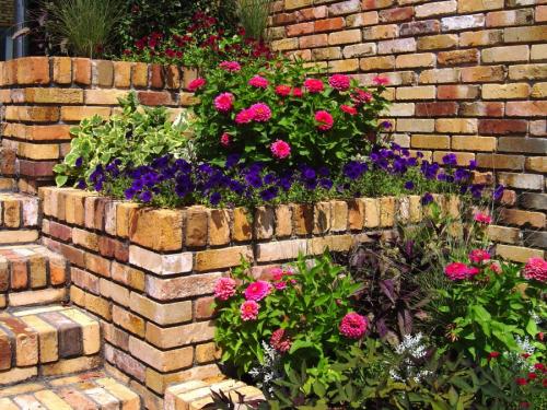 Как сделать цветник из кирпича. Клумбы из кирпича —, как красиво сложить своими руками? 115 фото и советы дизайнеров