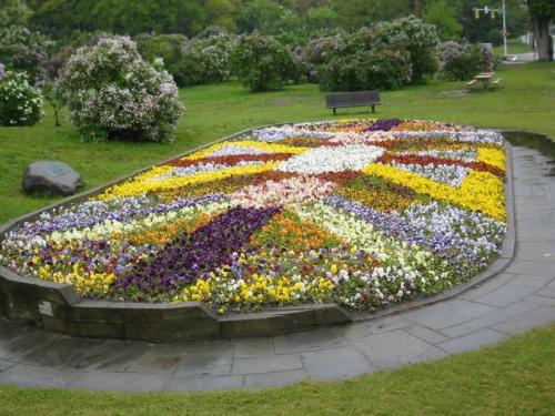 Как сделать клумбу своими руками из кирпича. Клумбы из кирпича: оригинальные постройки кирпичных клумб. Инструкции и схемы по сооружению своими руками (фото + видео)