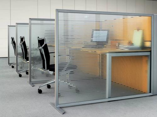 Какие функциональные особенности недорогих мобильных перегородок. Особенности конструкции мобильных перегородок