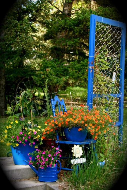 Простые клумбы возле дома за 1 день. Красивые клумбы для сада 04