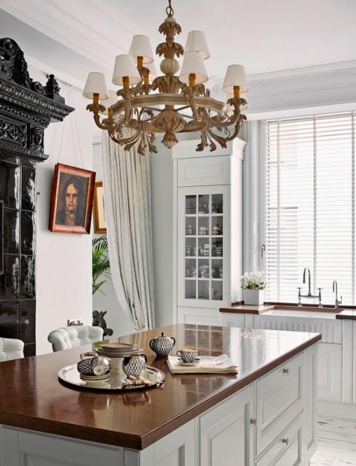 Прямая кухня с окном посередине. Вариан.  Кухня с мойкой у окна