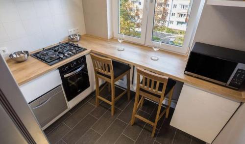 Дизайн кухни с окном: 9 способов, как задействовать окно с пользой