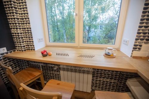 Дизайн кухни с окном: 9 способов, как задействовать окно с пользой 18