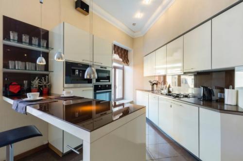 Дизайн кухни с окном: 9 способов, как задействовать окно с пользой 17