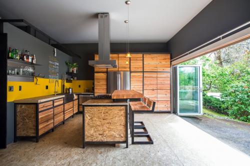 Современная кухня в загородном доме. Дизайн кухни в частном доме: особенности оформления в 129 реальных фото