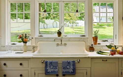 Дизайн кухни с тремя окнами. Кухня с тремя окнами