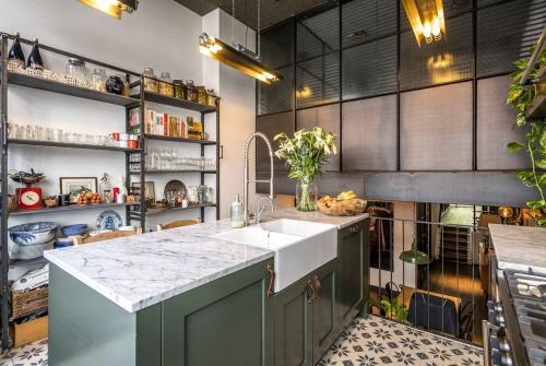 Современная кухня в загородном доме. Дизайн кухни в частном доме: особенности оформления в 129 реальных фото