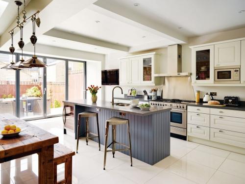 Современная кухня в загородном доме. Дизайн кухни в частном доме: особенности оформления в 129 реальных фото