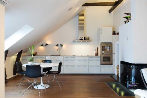 Современная кухня в загородном доме. Дизайн кухни в частном доме: особенности оформления в 129 реальных фото