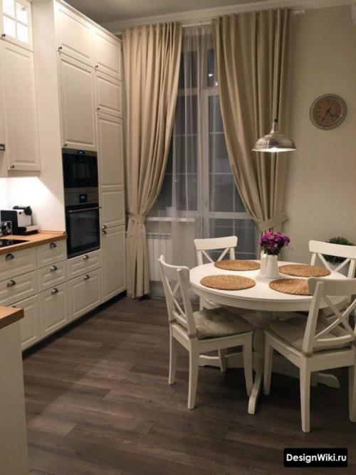 Современные шторы на кухню с балконной дверью. Современные идеи штор для кухни с балконом 06