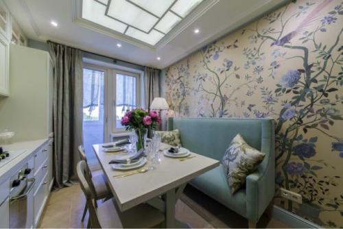 Шторы на кухню с балконной дверью 2022. 70 идей оформления окна на кухне с балконной дверью 09