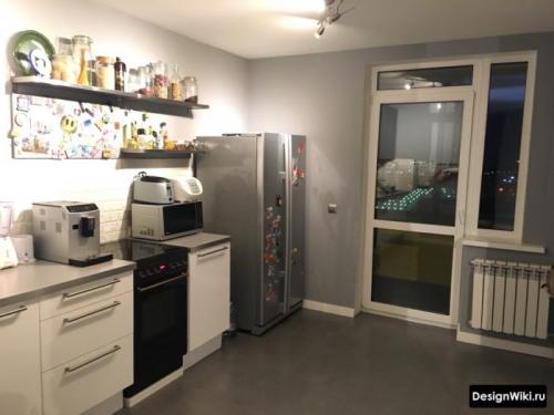 Современные шторы на кухню с балконной дверью. Современные идеи штор для кухни с балконом 04