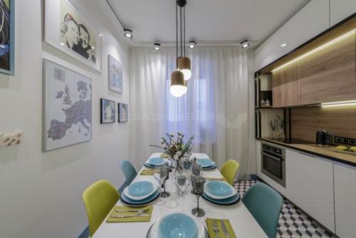 Шторы на кухню с балконной дверью 2022. 70 идей оформления окна на кухне с балконной дверью 06