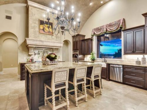 Современные шторы на кухню с балконной дверью. Современные идеи штор для кухни с балконом 26