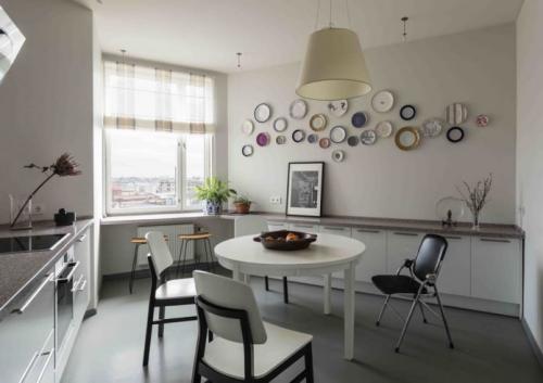 Современные шторы на кухню с балконной дверью. Современные идеи штор для кухни с балконом 20