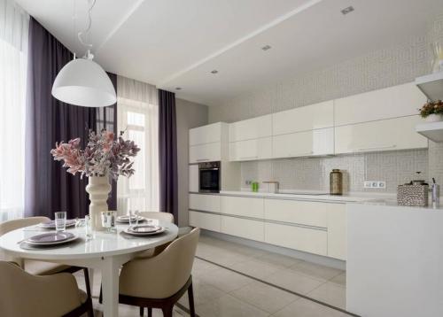 Шторы на кухню с балконной дверью 2022. 70 идей оформления окна на кухне с балконной дверью 24