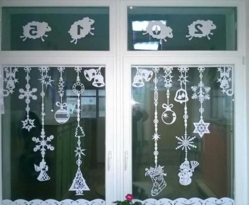 Украшение окон на Новый год. Как украсить окна на Новый 2021 год - полезные советы и креативные фото идеи 08