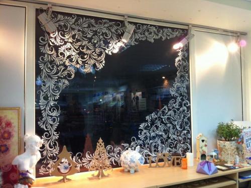 Украшение окон на Новый год. Как украсить окна на Новый 2021 год - полезные советы и креативные фото идеи 02