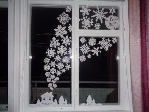 Украшение окон на Новый год. Как украсить окна на Новый 2021 год - полезные советы и креативные фото идеи 03