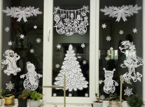 Украшение окон на Новый год. Как украсить окна на Новый 2021 год - полезные советы и креативные фото идеи 06