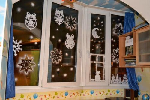 Украшение окон на Новый год. Как украсить окна на Новый 2021 год - полезные советы и креативные фото идеи 04