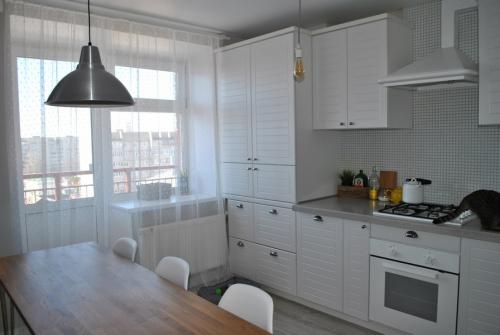 Как выбрать шторы для кухни с балконной дверью. Самые модные шторы на кухню с балконной дверью