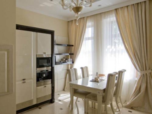 Кухня с дверью на балкон. Дизайн кухни с балконом