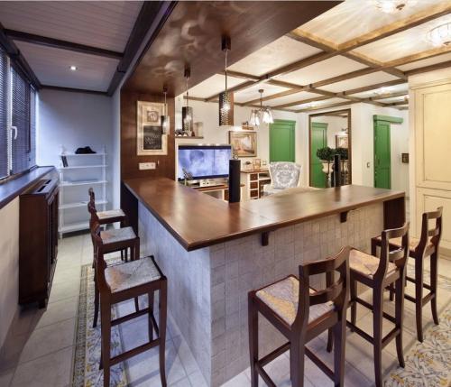 Дизайн маленькой кухни с балконом или лоджией 25