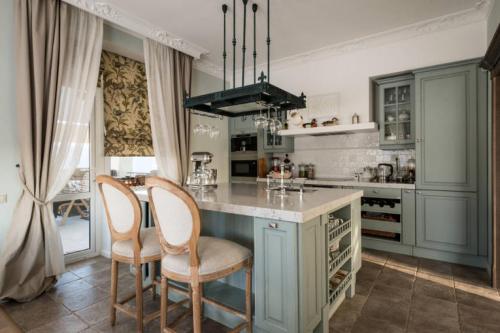 Как выбрать шторы для кухни с балконной дверью. Самые модные шторы на кухню с балконной дверью 19 Как выбрать шторы для кухни с балконной дверью. Самые модные шторы на кухню с балконной дверью 19