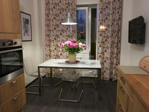 Как выбрать шторы для кухни с балконной дверью. Самые модные шторы на кухню с балконной дверью