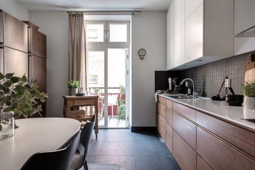 Как выбрать шторы для кухни с балконной дверью. Самые модные шторы на кухню с балконной дверью