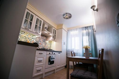 Как выбрать шторы для кухни с балконной дверью. Самые модные шторы на кухню с балконной дверью