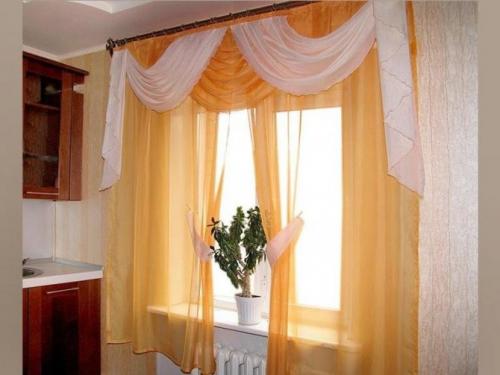 Как выбрать шторы для кухни с балконной дверью. Самые модные шторы на кухню с балконной дверью 29 Как выбрать шторы для кухни с балконной дверью. Самые модные шторы на кухню с балконной дверью 29