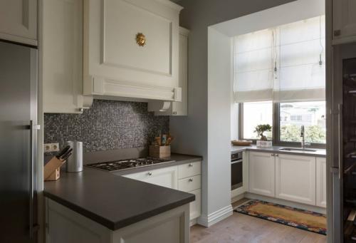 Дизайн маленькой кухни с балконом или лоджией 18