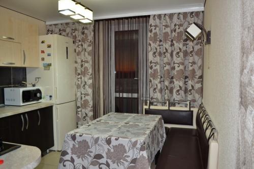 Как выбрать шторы для кухни с балконной дверью. Самые модные шторы на кухню с балконной дверью