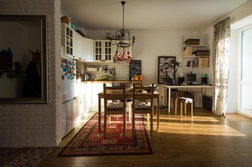 Как выбрать шторы для кухни с балконной дверью. Самые модные шторы на кухню с балконной дверью