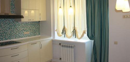 Ассиметричные шторы на кухню с балконом. Лучшие варианты дизайна штор для кухни с балконной дверью