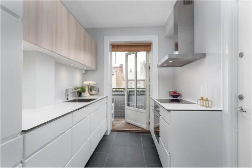 Шторы для кухни с балконной дверью. Как выбрать шторы для кухни с балконной дверью – 4 решения